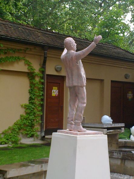 Hlava Václava Klause z ledu