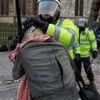 Britští studenti se v centru Londýna perou s policií