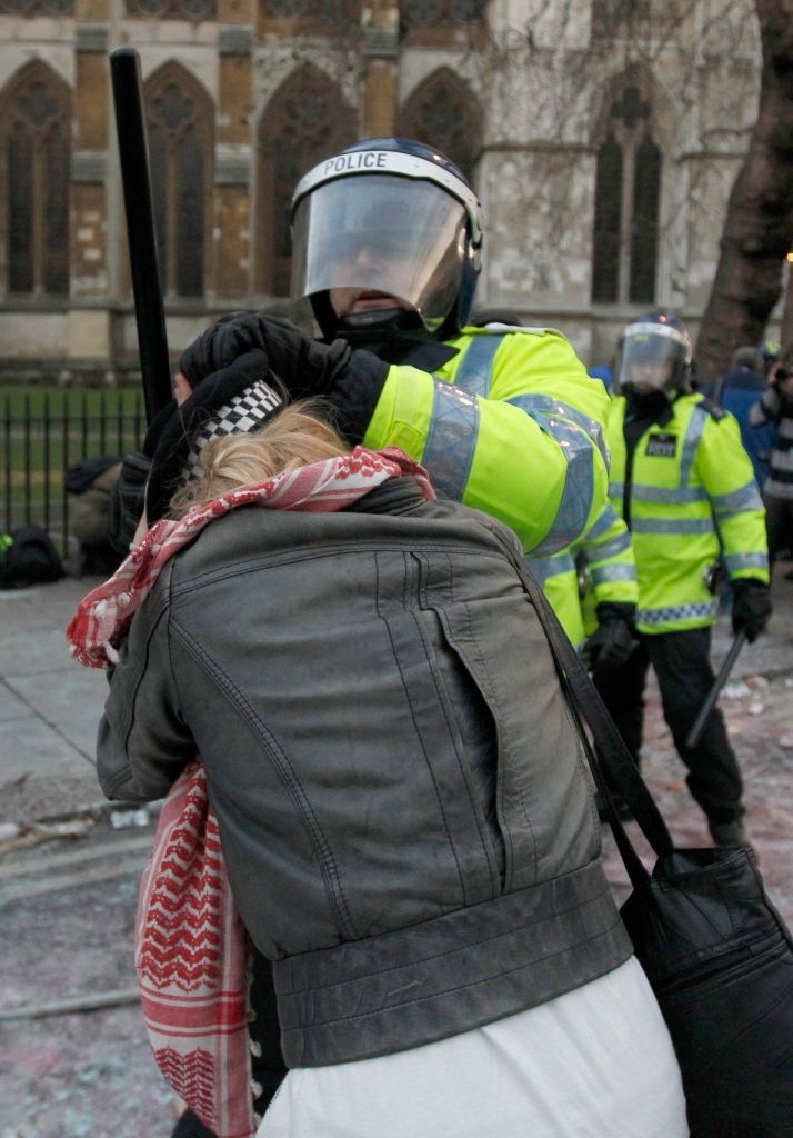 Britští studenti se v centru Londýna perou s policií