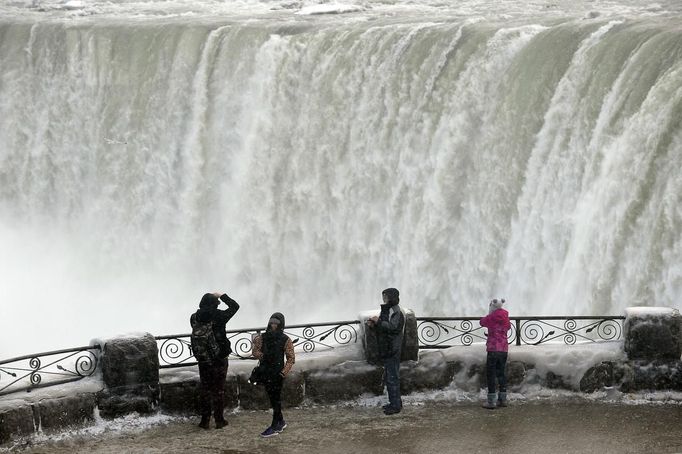 Lidé si fotí Niagarské vodopády v kanadském Ontariu.