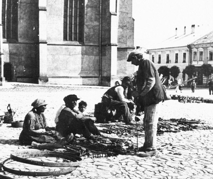 Romská kovářská rodina nabízející své výrobky ve městě. Lokace neuvedena, nedatováno (cca 1918 - 1939).