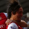 Rosický a Giroud slaví gól Arsenalu proti Tottenhamu