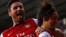 Rosický a Giroud slaví gól Arsenalu proti Tottenhamu