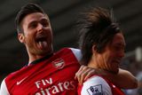 Rosický a Giroud slaví gól Arsenalu proti Tottenhamu.