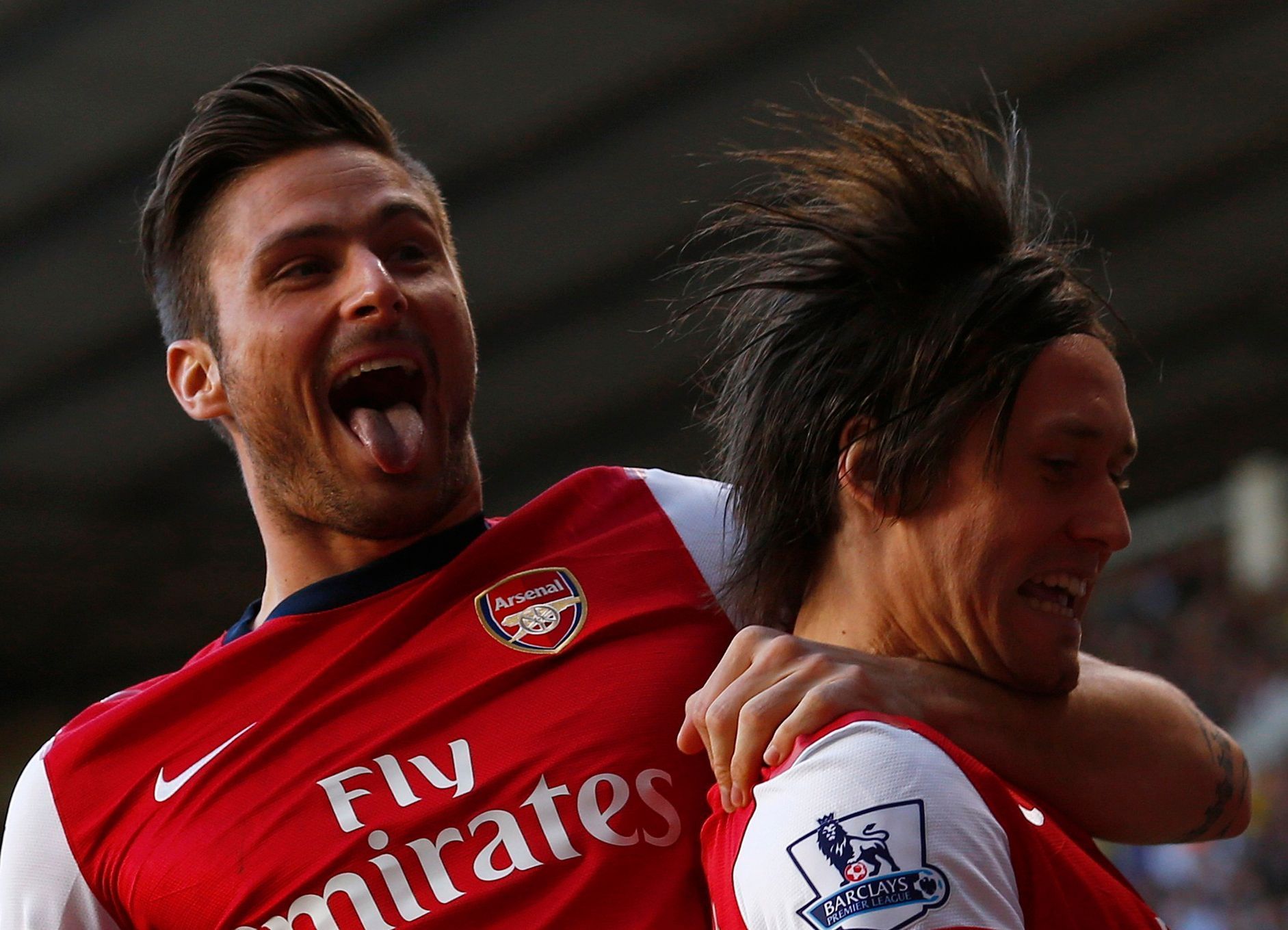 Rosický a Giroud slaví gól Arsenalu proti Tottenhamu