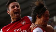 Rosický a Giroud slaví gól Arsenalu proti Tottenhamu.