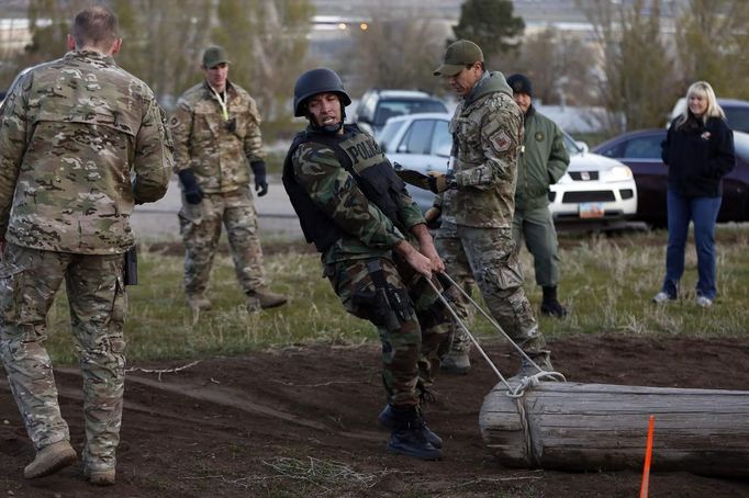 A candidate from a law enforcement agency in Utah takes part in Salt Lake City Police Department's SWAT School training exercise on an obstacle course in Draper, Utah, April 21, 2013. REUTERS/Jim Urquhart (UNITED STATES - Tags: CRIME LAW SOCIETY) Published: Dub. 21, 2013, 3:56 odp.