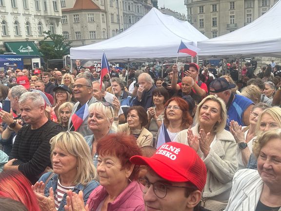 Podporovatelé ANO poslouchají politiky tohoto hnutí na Rodinném dni v centru Brna.