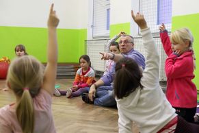 "Děti chtějí poznávat, nemusíme jim dělat opičky." Učitel v malotřídce zvládá prvňáky vedle třeťáků