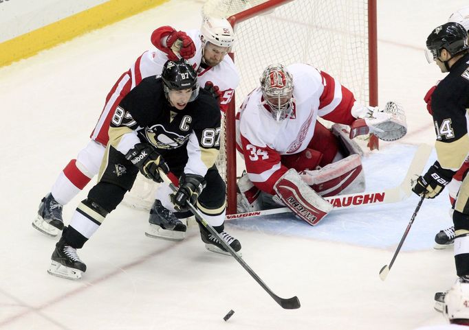 Petr Mrázek a Sidney Crosby v utkání NHL