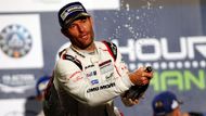 Mark Webber už neunesl frustrací z neustálých porážek od Sebastiana Vettela a od roku 2014 závodí ve sportovních prototypech. Přechod "pod střechu" se Australanovi vyplatil, loni se stal mistrem světa ve vytrvalostních závodech.