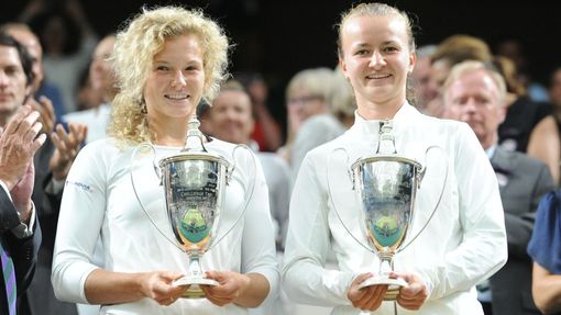 Kateřina Siniaková a Barbora Krejčíková s trofejemi pro vítězky Wimbledonu