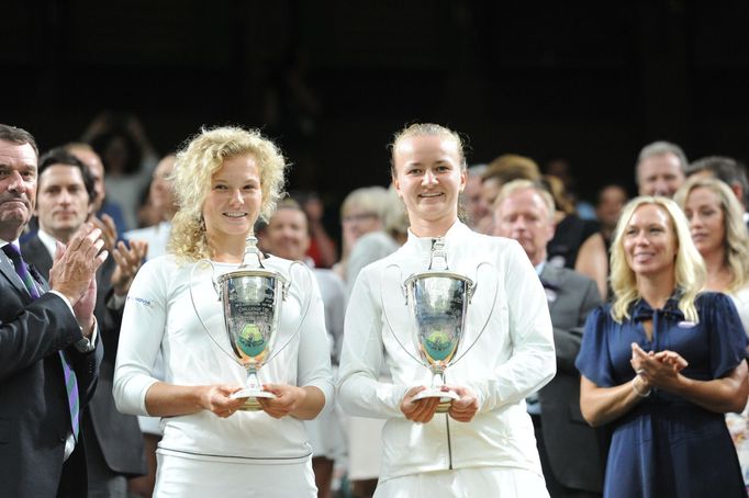 Kateřina Siniaková a Barbora Krejčíková s trofejemi pro vítězky Wimbledonu