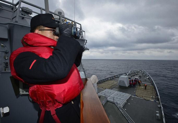 A sailor from the South Korea Navy 7th Task Group takes part in a naval maneuver exercise in the East Sea off Pohang, about 370 km (230 miles) southeast of Seoul February 6, 2013. North Korea has vowed to conduct more rocket and nuclear tests in response to a U.N. censure for its launch of a long-range missile launch in December. On Tuesday, it vowed "stronger" but unspecified actions in addition to the test. The exercise began from February 6 to 12 including the Lunar New Year holiday. Picture taken February 6, 2013. REUTERS/Yonhap (SOUTH KOREA - Tags: POLITICS MILITARY) NO SALES. NO ARCHIVES. ATTENTION EDITORS - THIS IMAGE WAS PROVIDED BY A THIRD PARTY. FOR EDITORIAL USE ONLY. NOT FOR SALE FOR MARKETING OR ADVERTISING CAMPAIGNS. THIS PICTURE IS DISTRIBUTED EXACTLY AS RECEIVED BY REUTERS, AS A SERVICE TO CLIENTS. SOUTH KOREA OUT. NO COMMERCIAL OR EDITORIAL SALES IN SOUTH KOREA Published: Úno. 8, 2013, 9:59 dop.