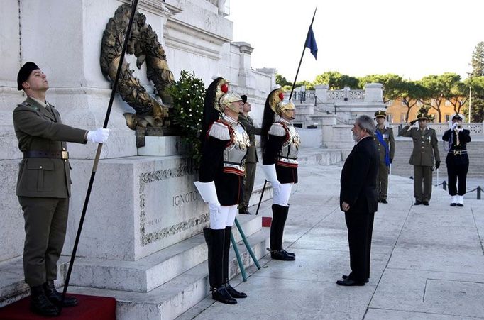 Brazilský Prezident Luiz Inacio Lula da Silva vzdává úctu pomníku neznámého vojáka v centru Říma.