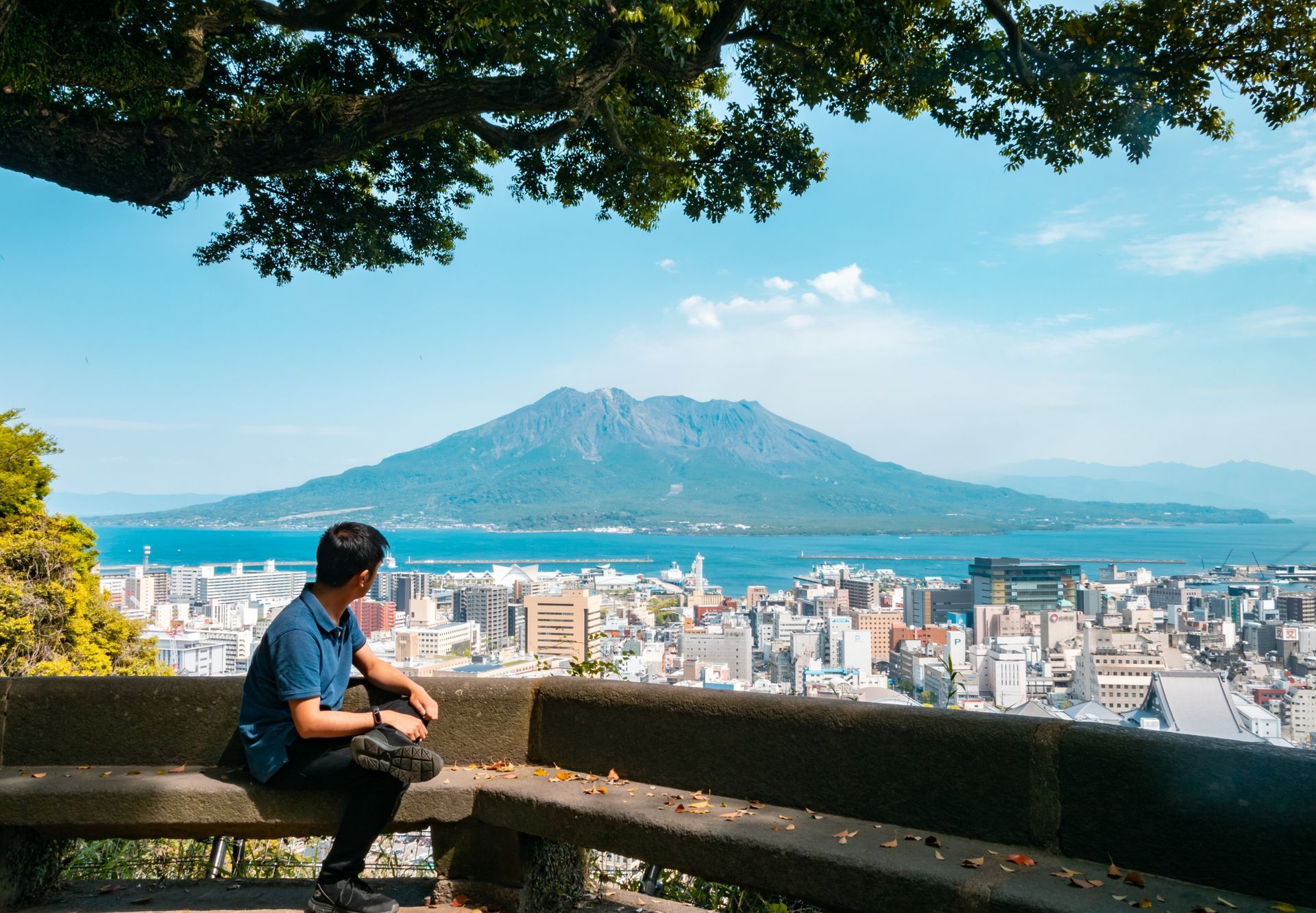 Marek Tran v Kagošimě, městu s výhledem na stále činnou, doutnající sopku Sakura-džima
