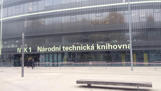 Z Národní technické knihovny opadávají kusy skla