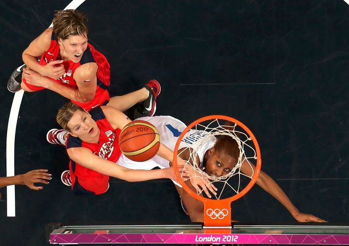 Francouzská basketbalistka Sandrine Grudaová sleduje svojí střelu ve čtvrtfinále OH 2012 v Londýně. Kontrolují ji i Češky Jana Veselá (vlevo) a Eva Vítečková.