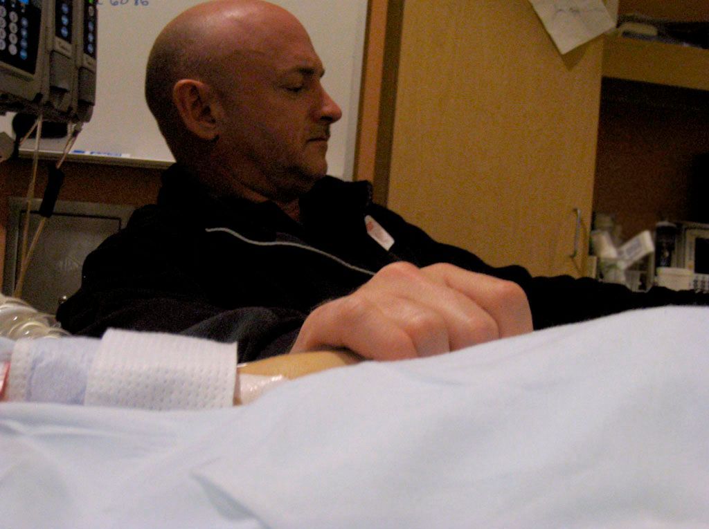 Mark Kelly u lůžka své manželky Gabrielle