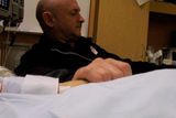 Snímky, které na začátku ledna obletěly svět. Mark Kelly u lůžka své manželky Gabrielle.
