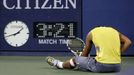 Rafael Nadal sedí na kurtu při utkání čtvrtfinále US Open s Daviden Ferrerem.