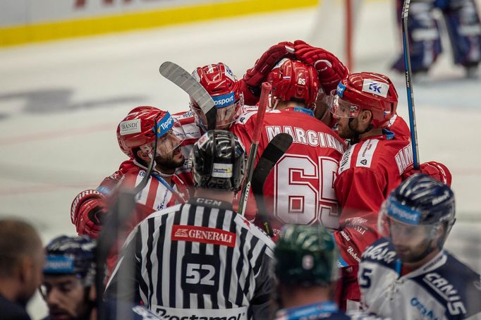 33. kolo hokejové Tipsport extraligy, Vítkovice - Třinec: Tomáš Marcinko a třinečtí hokejisté se radují z gólu na 1:3.