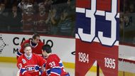 Patrick Roy s Careym Pricem při slavnostním vyvěšováním dresu v montrealském Bell Centre.