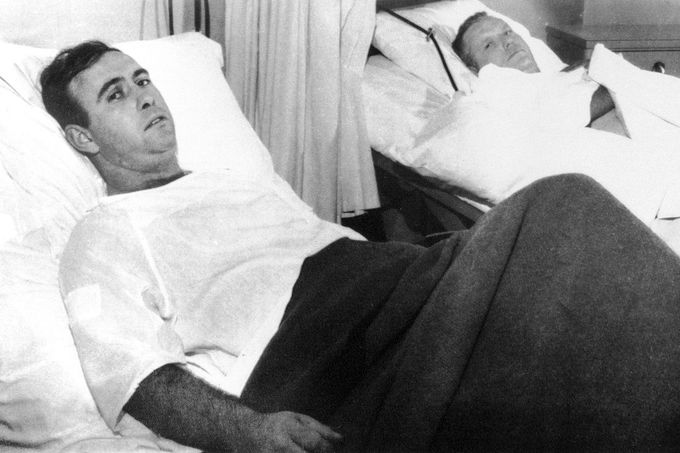 Záběr na lidi hospitalizované v nemocnici, kteří přežili katastrofální zřícení mostu Silver Bridge. Fotografie z dne 15. 12. 1967. Lokace neuvedena.