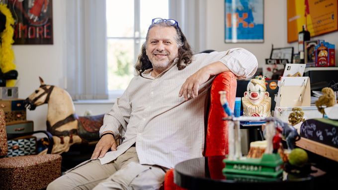 Kromě festivalu Letní Letná má za sebou jeho ředitel Jiří Turek mnoho dalších akcí nového cirkusu, plakáty má vyzdobenou kancelář.