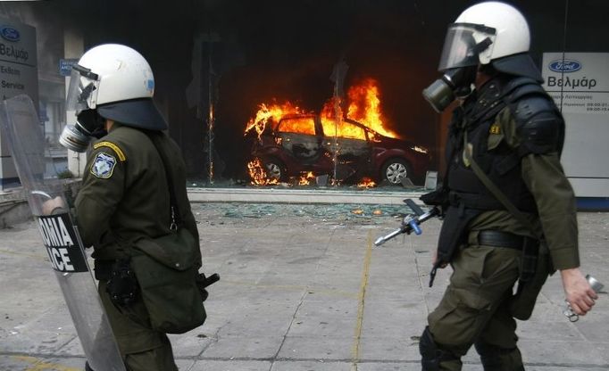 Tisíce demonstrantů v řeckých městech o víkendu rozbíjely obchody, banky a zapalovaly automobily.