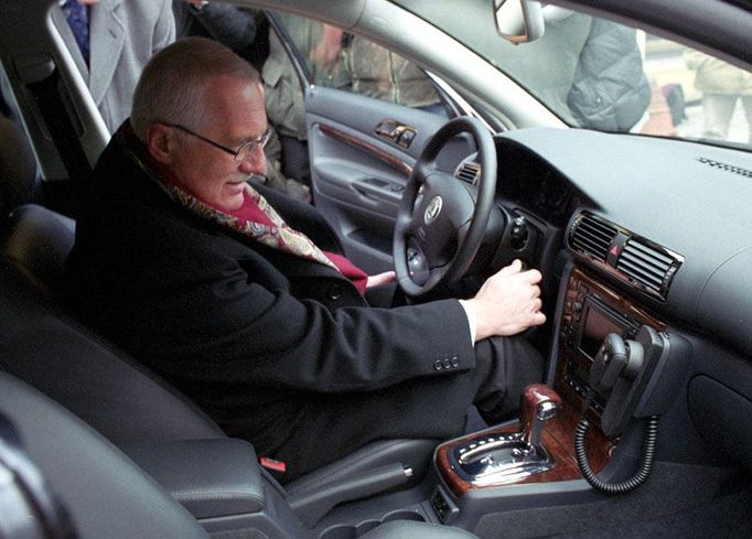 Václav Klaus si tehdy také vyzkoušel sedadlo řidiče Škody Superb. Rozloučit se s ní dnes na nádvoří Pražského hradu nepřišel.