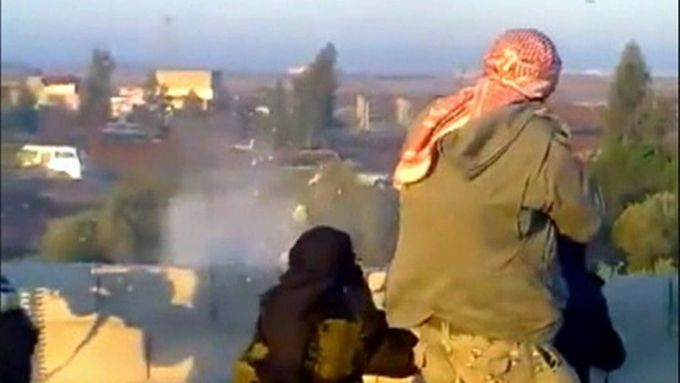 Ozbrojenci z povstalecké Svobodné syrské armády ostřelují vládní vojenský konvoj u města Dael na jihu Sýrie (snímek je pořízen z amatérských videozáběrů).