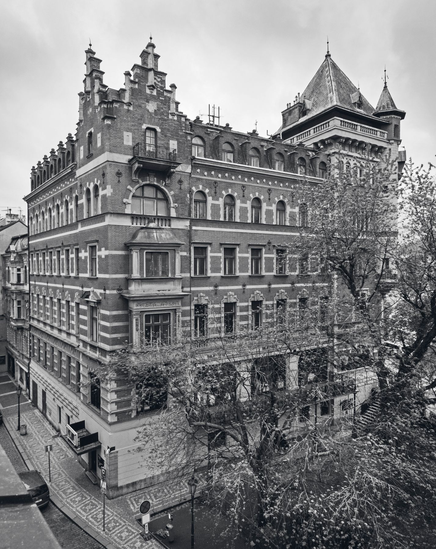 Praha na prahu moderny: Velký průvodce architekturou 1850-1900