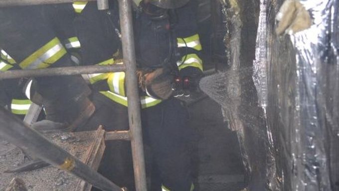 V zakouřených prostorách se hasiči museli pohybovat v dýchacích přístrojích.