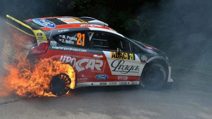 Martin Prokop jede už s hořící zadní levou pneumatikou třetí rychlostní zkouškou na Německé rallye