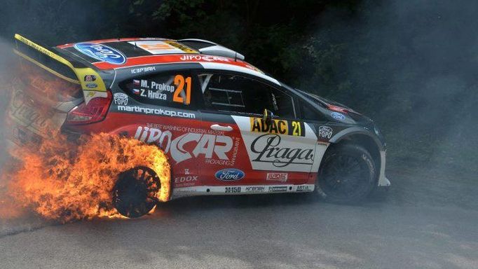 Ohořelé auto Martina Prokopa na Německé rallye 2012