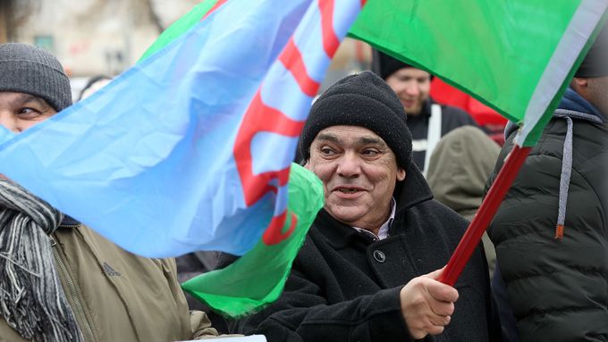 "Politici myslí, že se to smí." Lidé v Praze demonstrovali proti zpochybňování romského holokaustu
