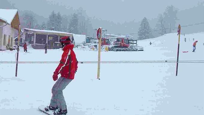 Areály v Krkonoších i Orlických horách se dočkaly bohaté sněhové nadílky, nyní očekávají nápor lyžařů