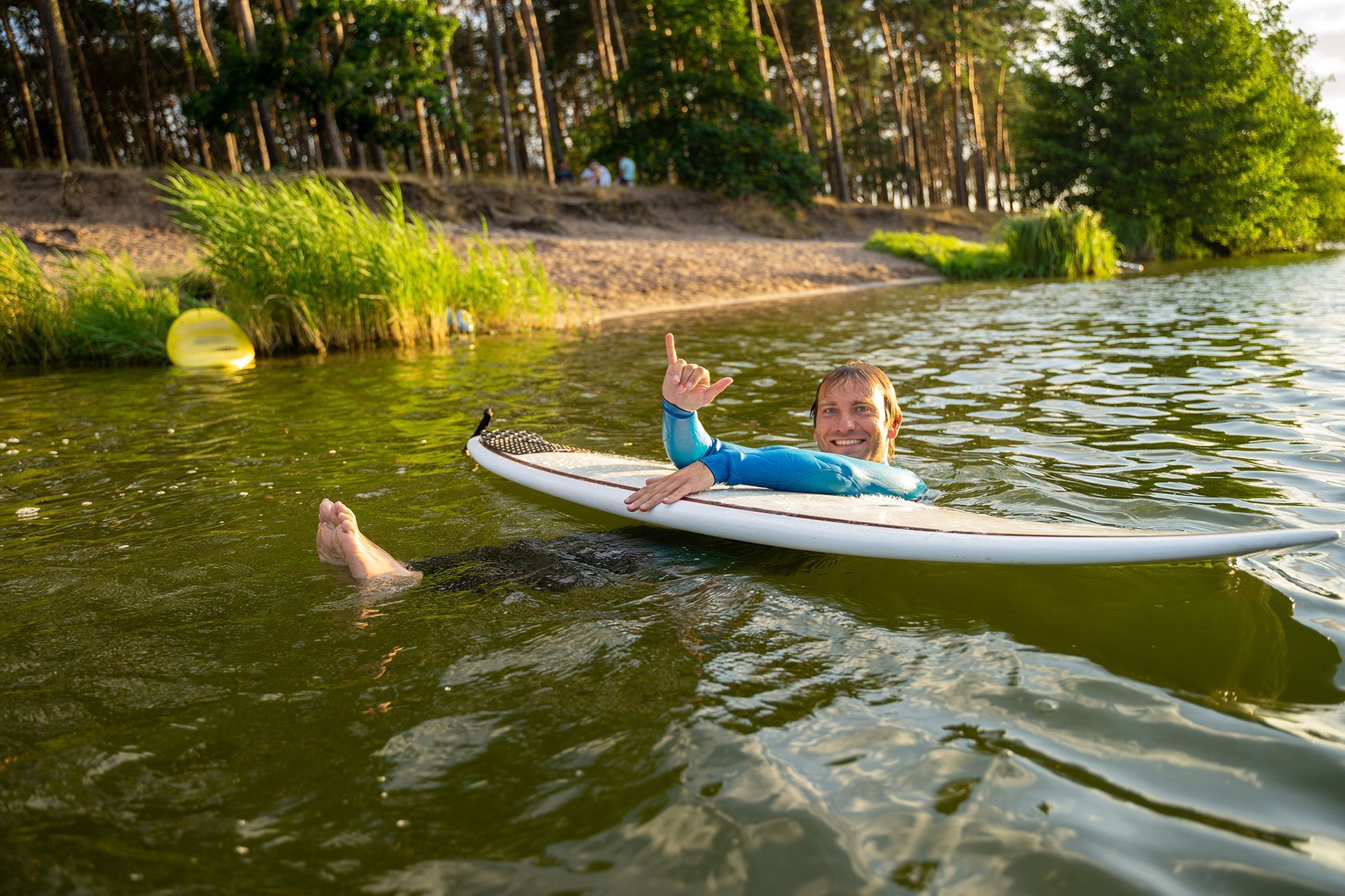 Surfaři místo na Bali trénují na českém rybníce