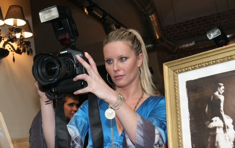 Simona Krainová s obrazem, který byl vydražen za nejvyšší cenu