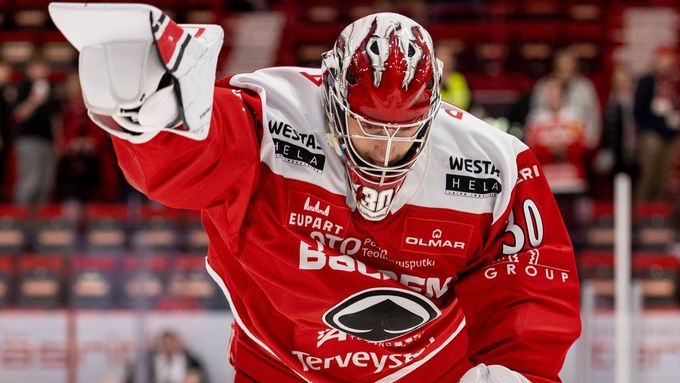 Jan Bednář baví fanoušky ve Finsku i svými oslavami.