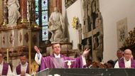 „Tohle jsem si nedokázal ani představit,“ popsal atmosféru učitel náboženství Paul Nitsche, který krátce před útokem opustil třídu a zahlédl útočníka, jak se snaží prostřelit zámek u dveří. „Když jsem utíkal po schodech, říkal jsem si: Tohle není skutečné.“