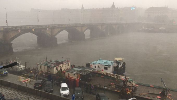 Průtrž mračen a krupobití u pražského Palackého mostu