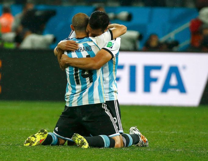 MS 2014, Argentina-Nizozemsko: Ezequiel Garay a Javier Mascherano slaví postup