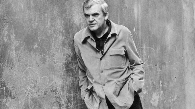 Milan Kundera na snímku z roku 1979, kdy vydal Knihu smíchu a zapomnění, v níž je Gustáv Husák "prezidentem zapomnění" a zpěvák Karel Gott "idiotem hudby".