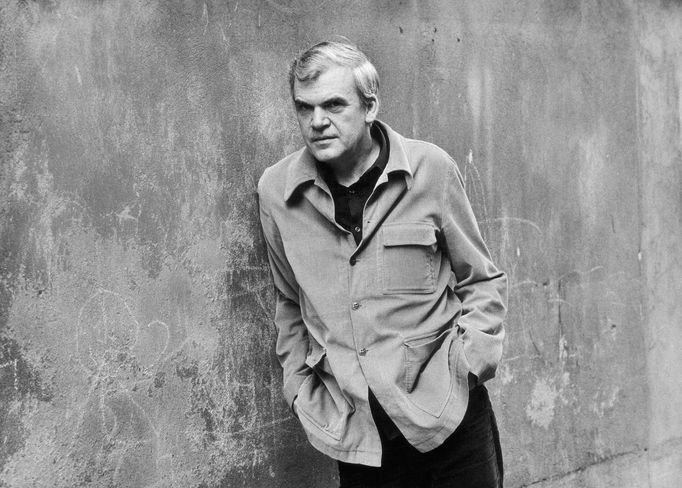 Milan Kundera na snímku z roku 1979, kdy vydal Knihu smíchu a zapomnění, v níž je Gustáv Husák "prezidentem zapomnění" a zpěvák Karel Gott "idiotem hudby".