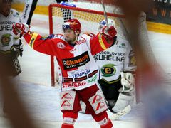 Ještě před koncem druhé třetiny snížil Jaroslav Bednář na 4:5 pro Slavii.