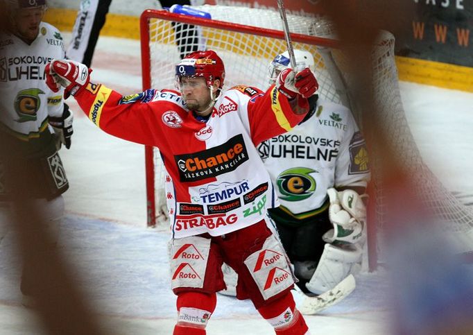 Ještě před koncem druhé třetiny snížil Jaroslav Bednář na 4:5 pro Slavii.