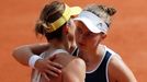 Barbora Krejčíková a Anastasia Pavljučenkovová po finále French Open