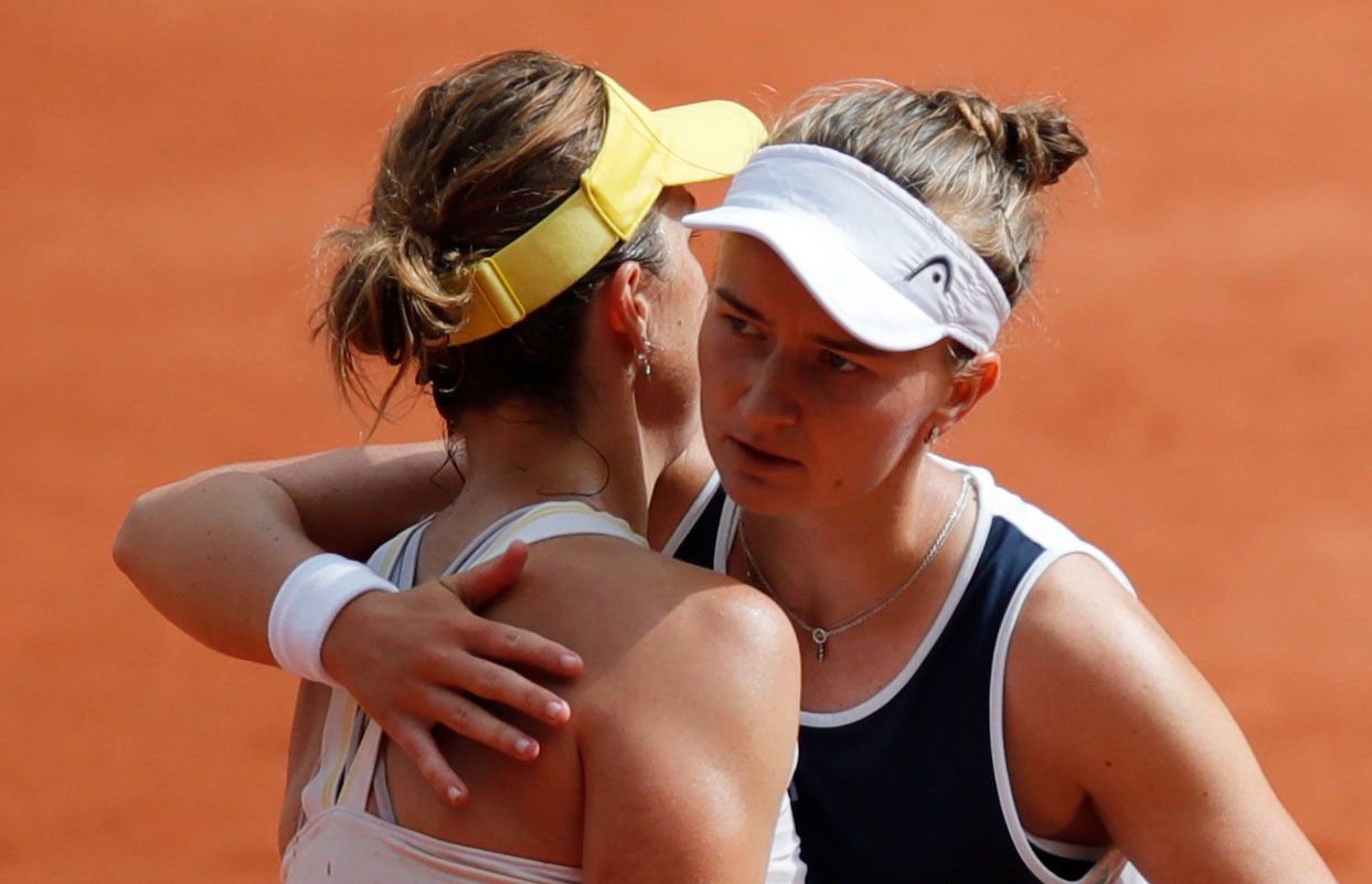 Barbora Krejčíková a Anastasia Pavljučenkovová po finále French Open 2021